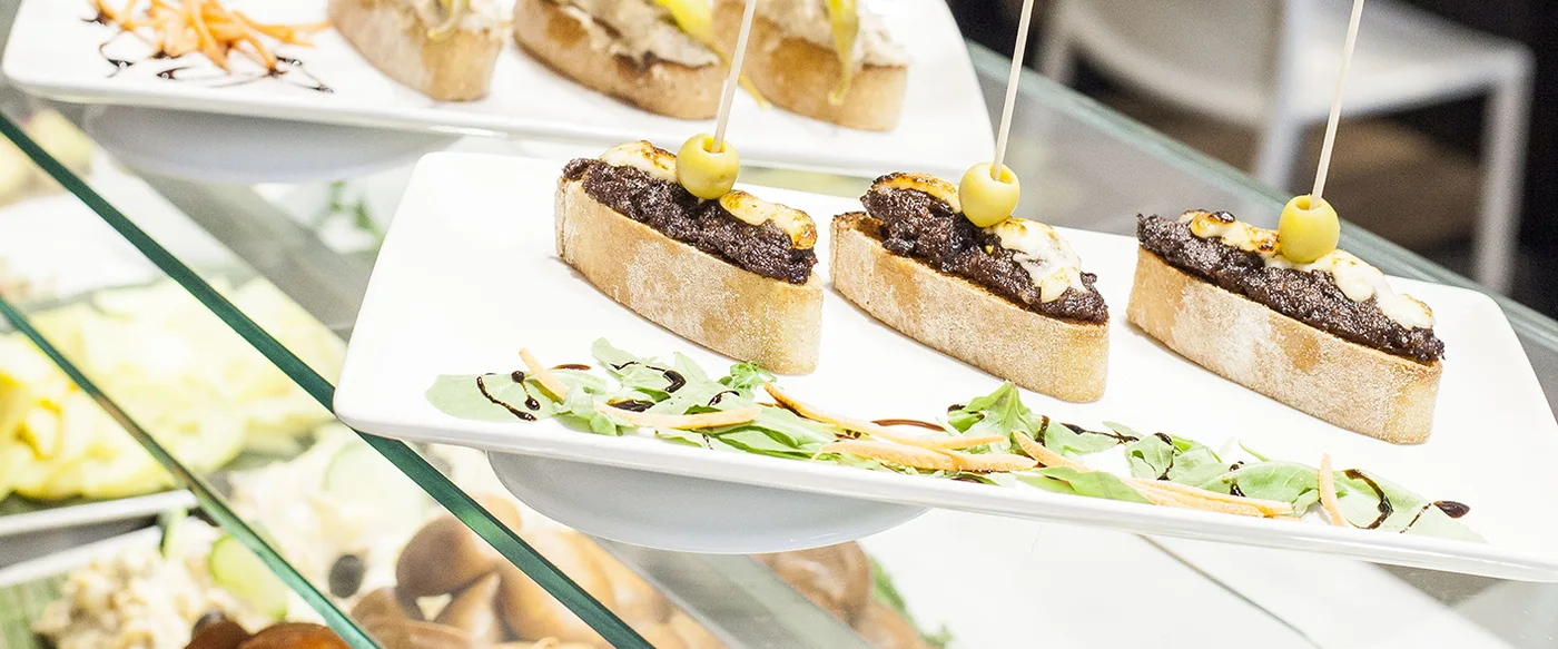 La barra de tapas, con los montaditos puestos sobre el mostrador.