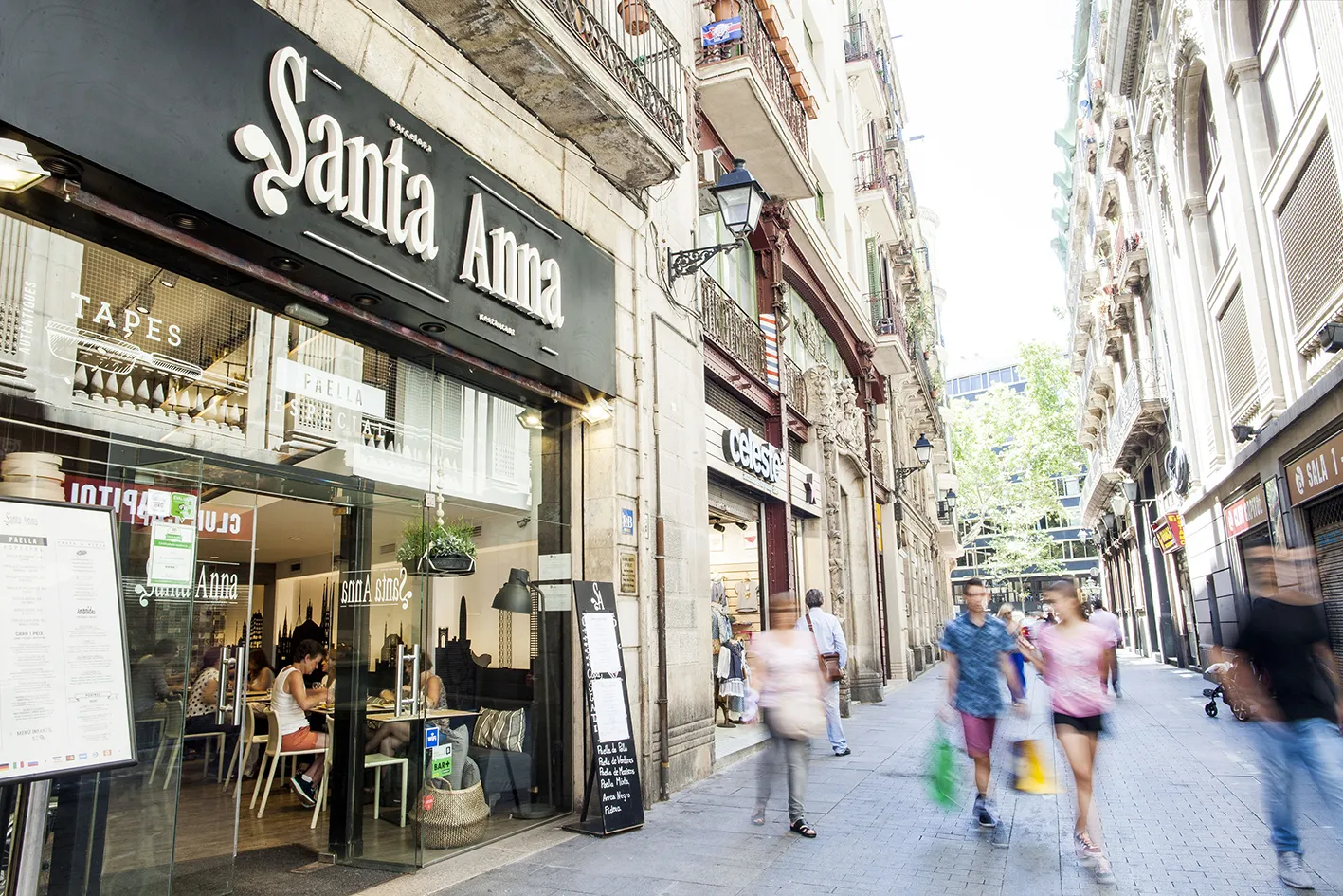 La calle de Santa Anna, peatonal y empedrada, con la fachada del restaurante a la izquierda.