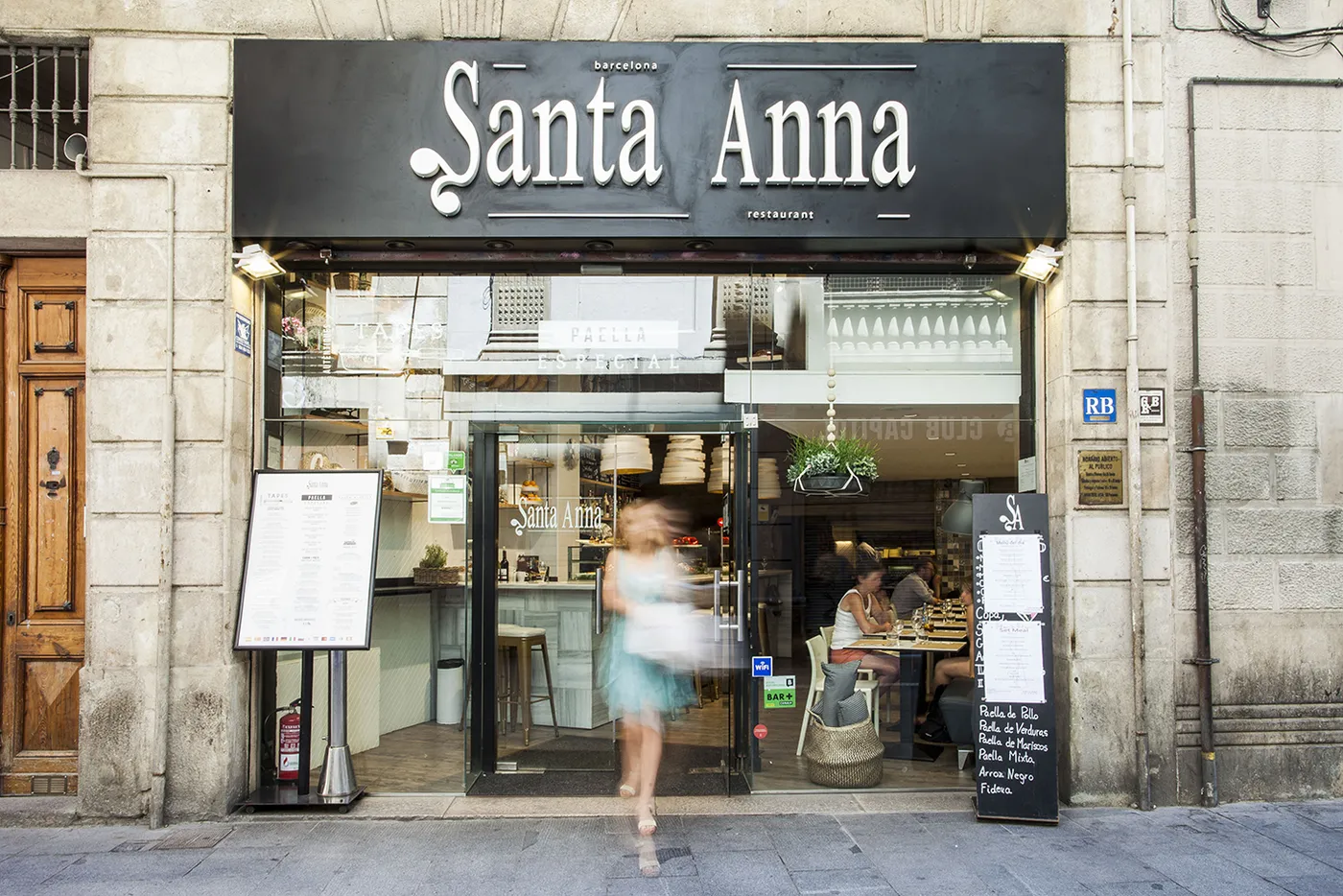 La fachada del restaurante, en el número 8 de Carrer de Santa Anna.
