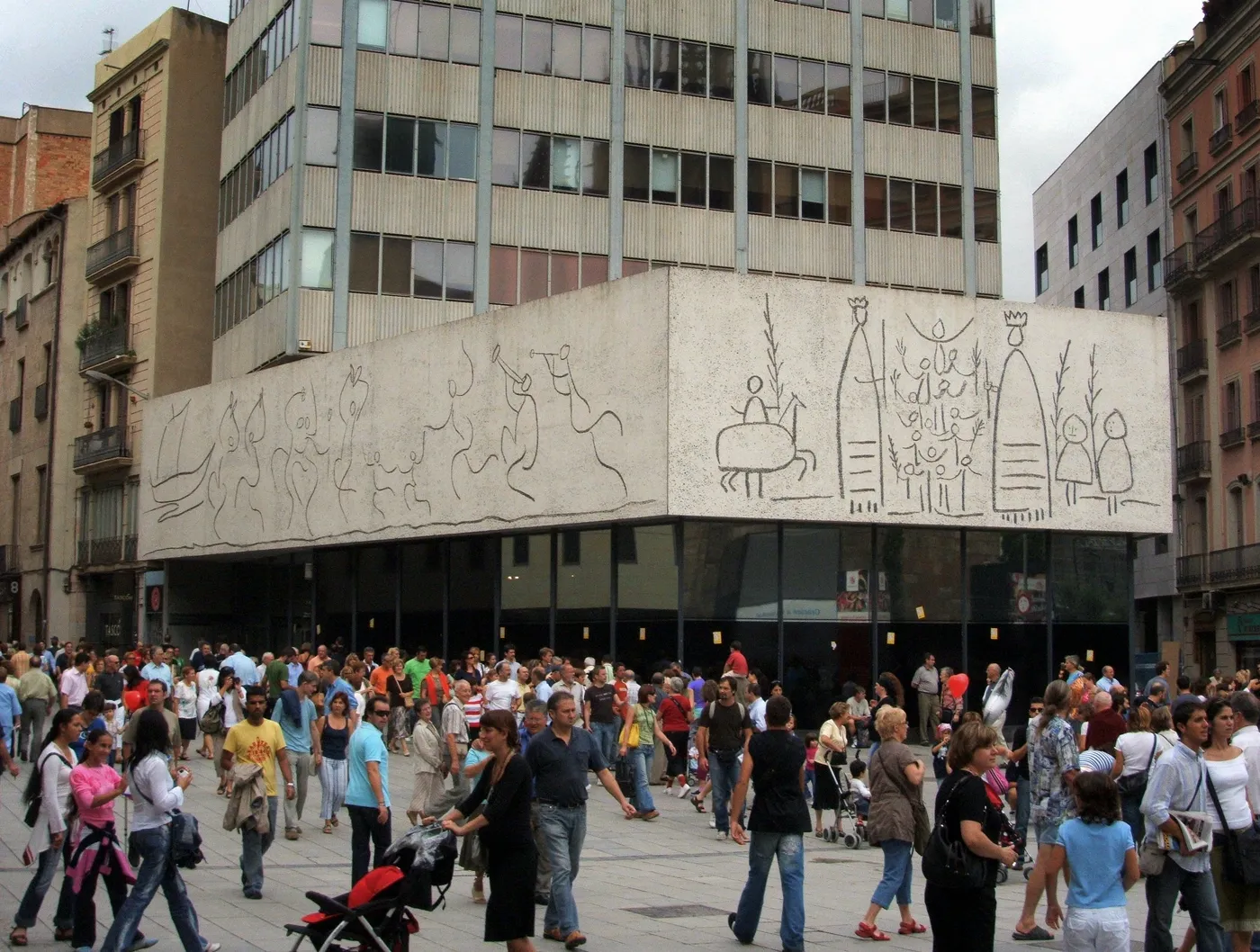 El friso que dibujó Picasso en la fachada del Colegio de Arquitectos, en la Plaça Nova.