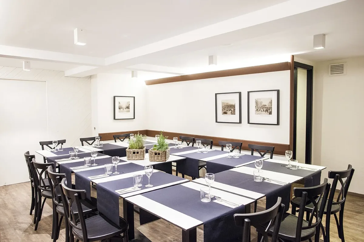 Una mesa larga montada para un grupo en el comedor de Santa Anna, en el Barrio Gótico.