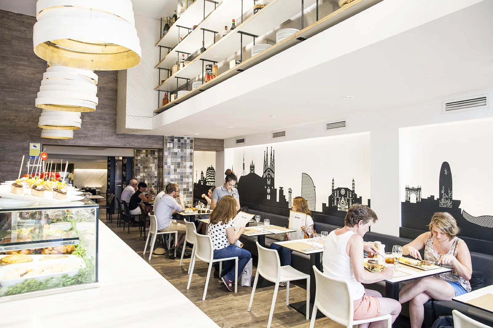 El comedor principal, con clientes comiendo en las mesas.