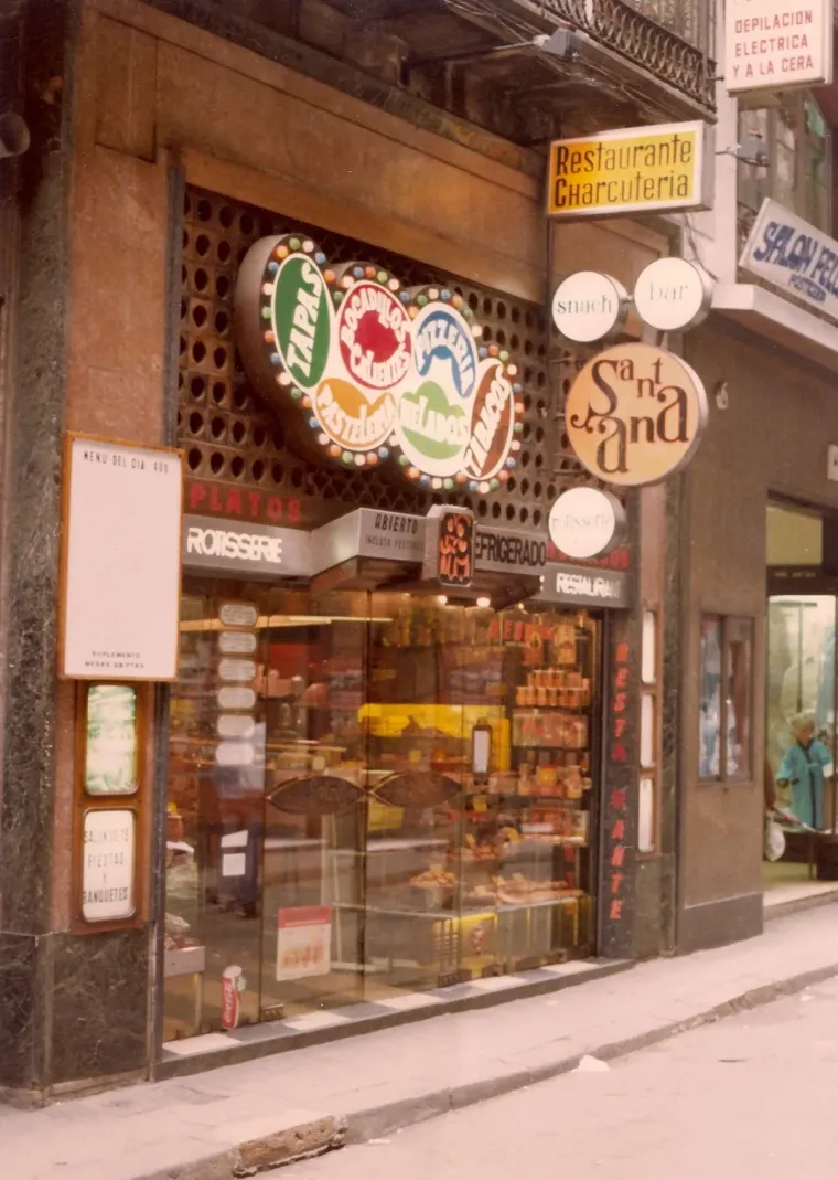 La fachada en 1966: los óvalos esmaltados con tapas, bocadillos calientes, pizzería, pastelería, helados y típicos, y el cartel del menú del día a 400 pesetas.