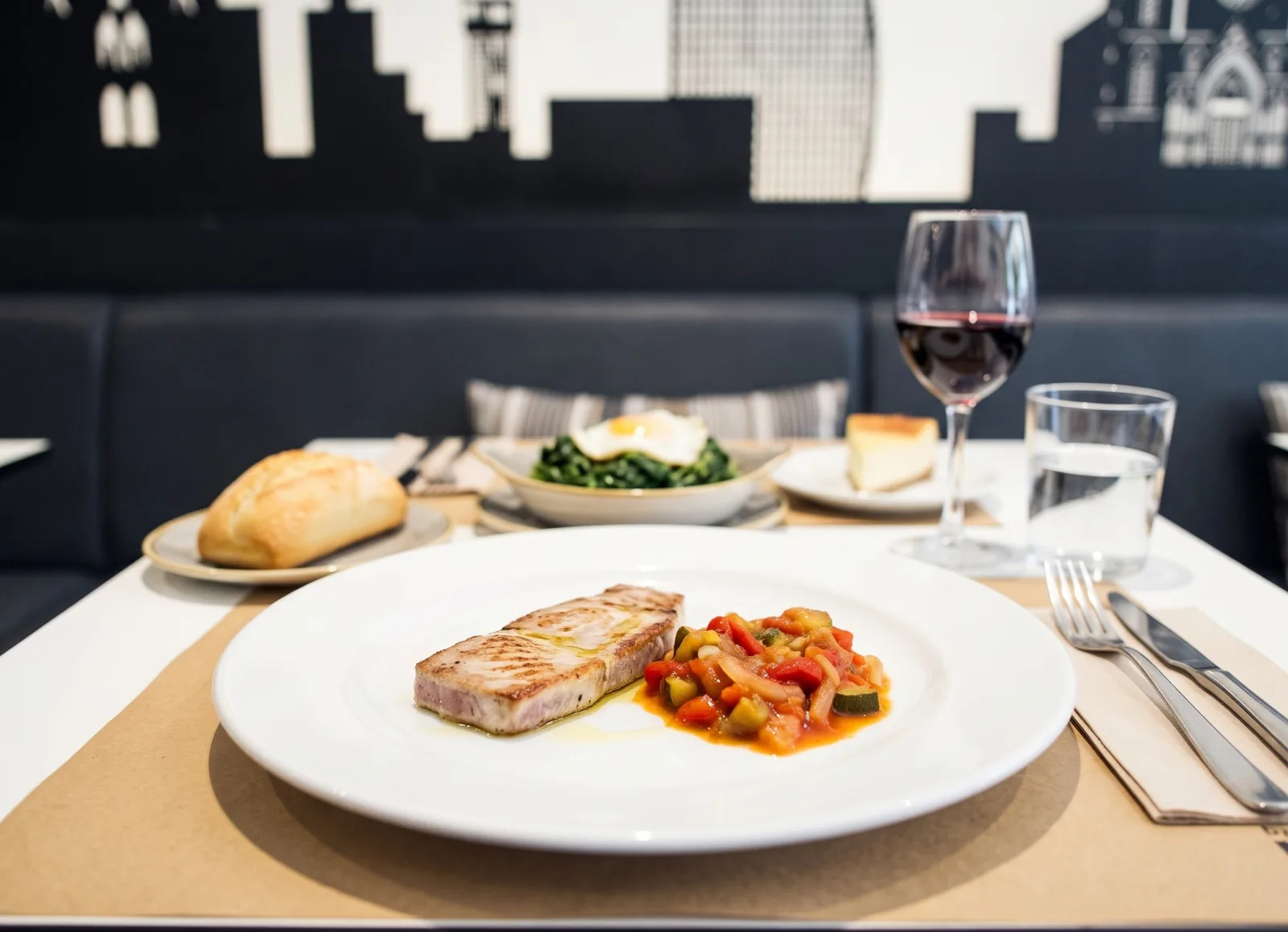 Atún a la plancha con samfaina, del menú del día de Santa Anna en el Barrio Gótico
